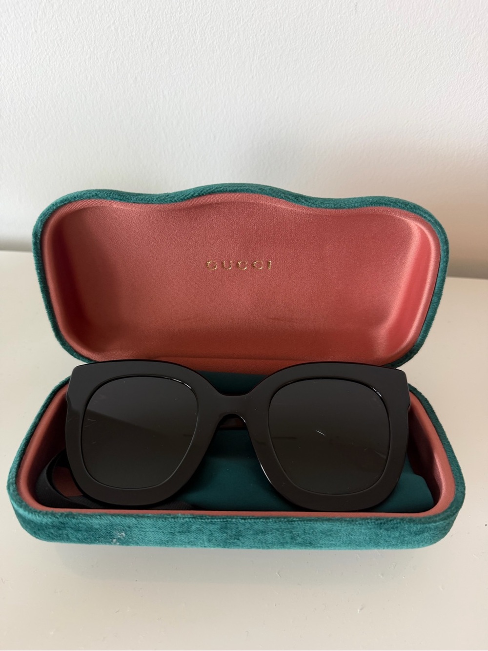 Gucci Black Cat-Eye Sunglasses with Gold Logo and Crystal Stars - Picture 4 of 6